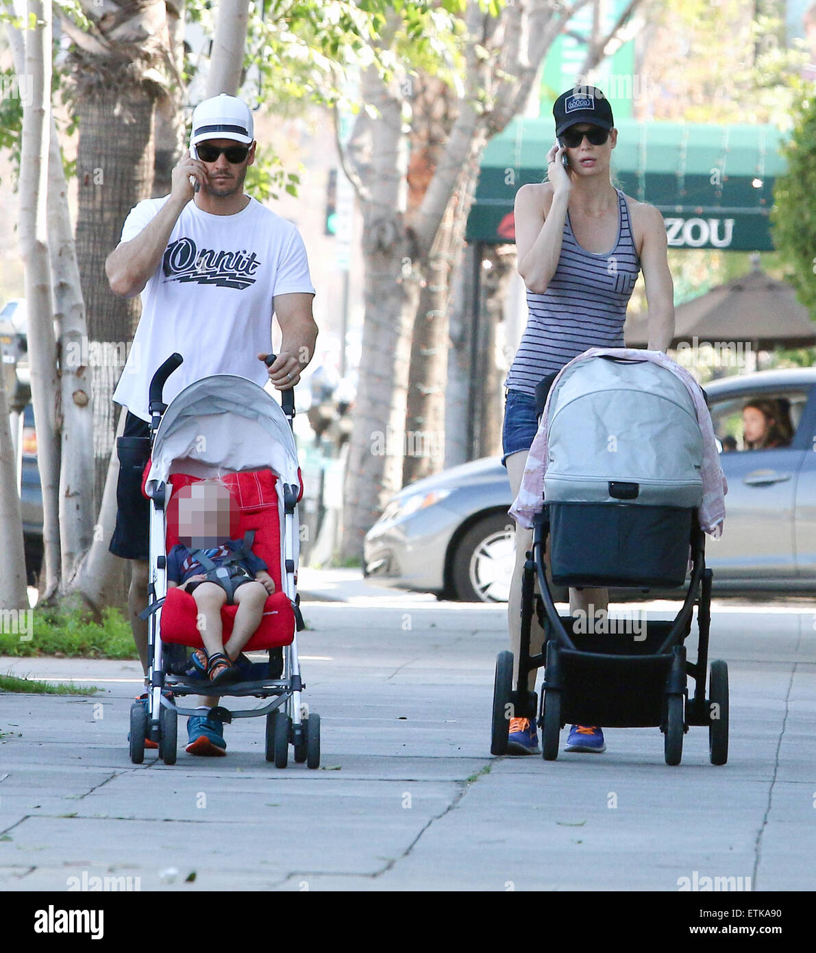 MarkPaul Gosselaar und seine Frau Catriona McGinn Multitasking während(02)