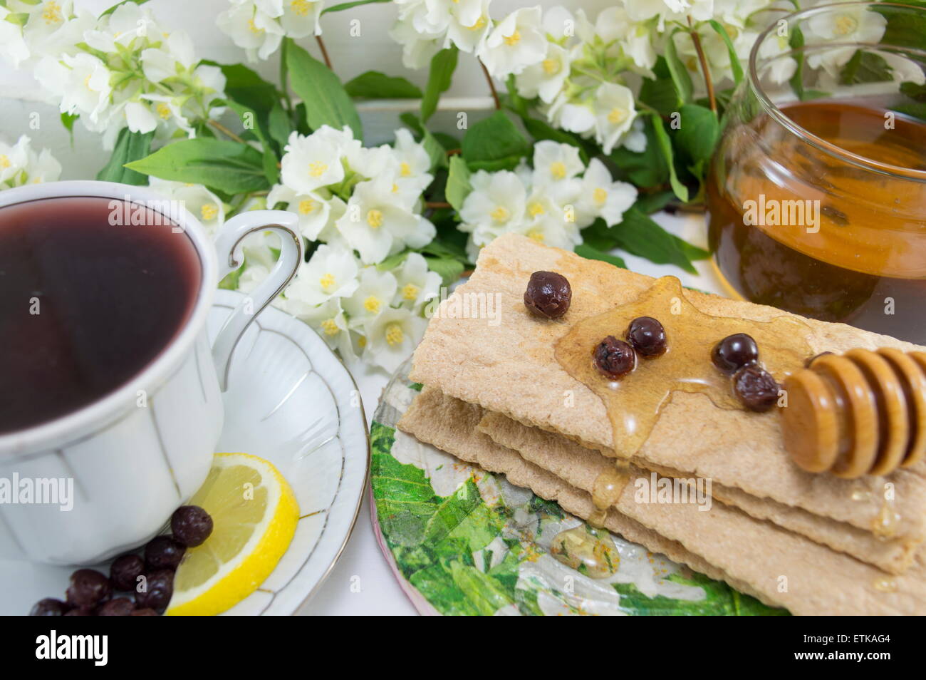 Gesundes Frühstück mit integraler Kekse Honig und Aronia Tee Stockfoto