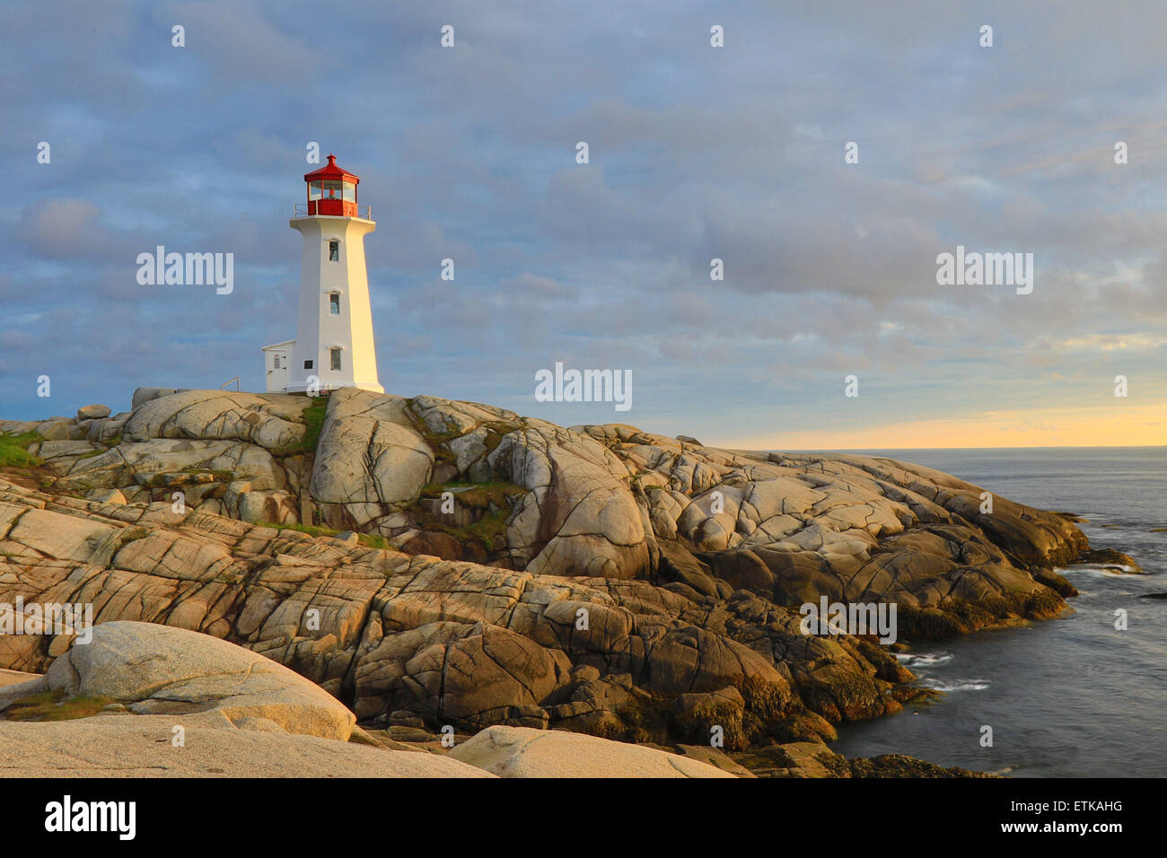 Peggy's Cove Leuchtturm Leuchtturm Peggy's Cove, Nova Scotia, Kanada mit Sonnenuntergang Himmel Farben Landschaft. Stockfoto