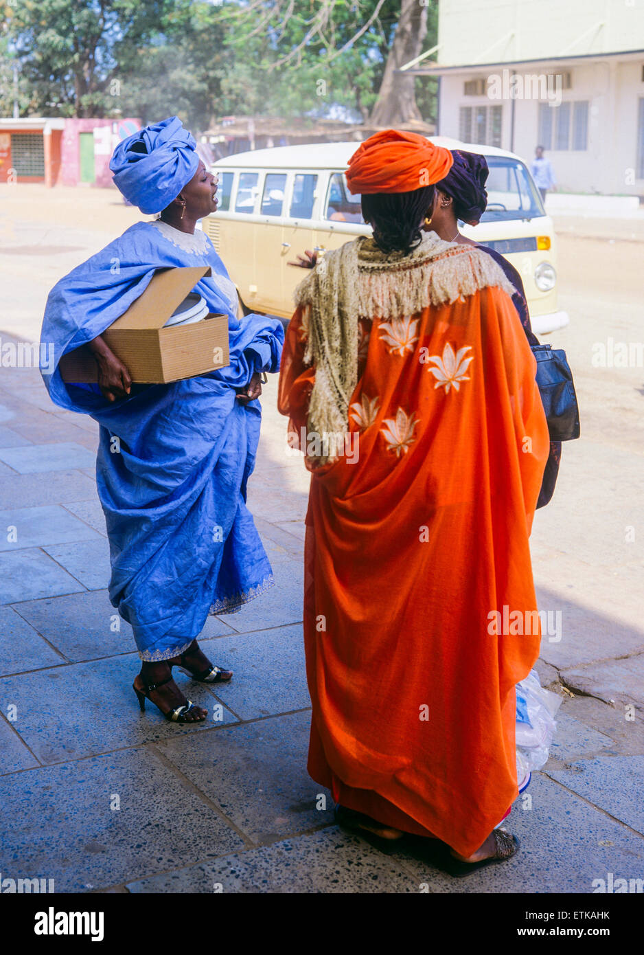 Drei gambischen Frauen mit traditioneller Kleidung, Banjul, Gambia,  Westafrika Stockfotografie - Alamy