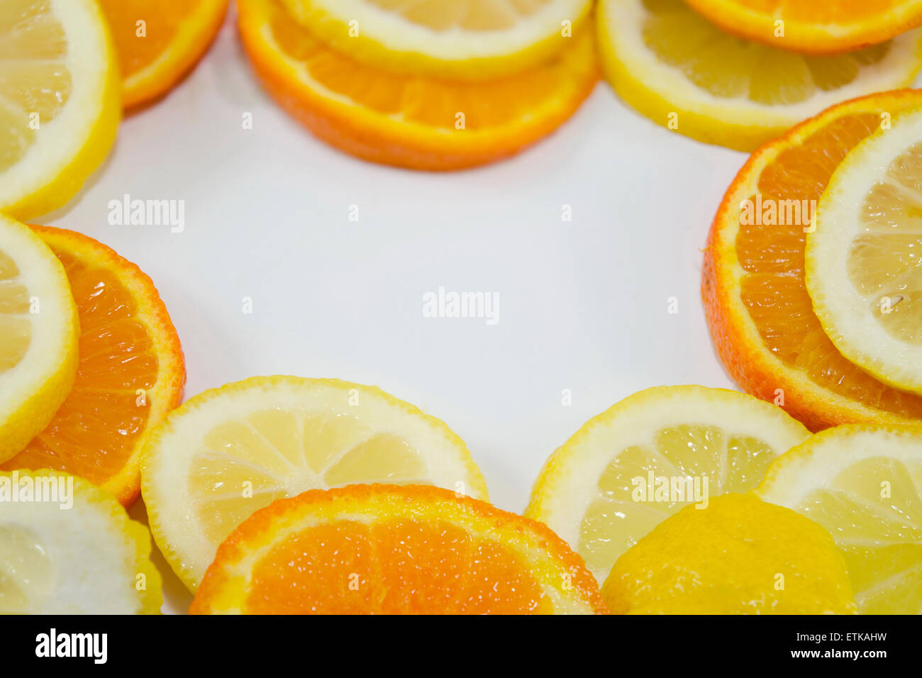Zitrone und orange Scheiben in einem Kreis mit textfreiraum in der Mitte Stockfoto