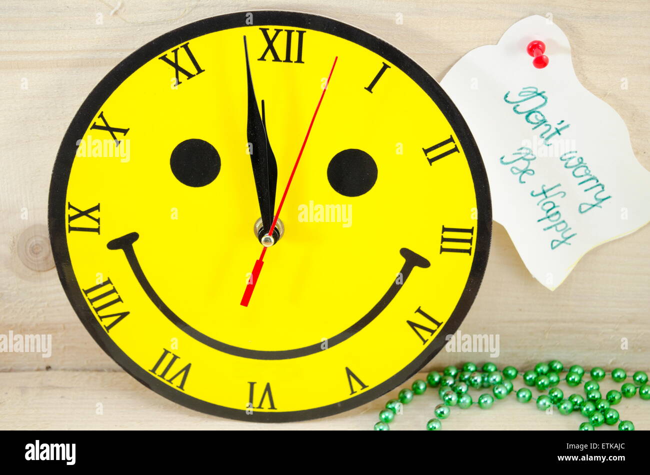 Smiley-Uhr zeigt eine Minute vor zwölf Stockfoto