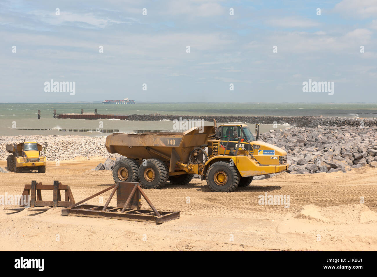 Schwere Fahrzeuge, die auf den Schutz der Küsten entlang der niederländischen Küste in Cadzand Stockfoto