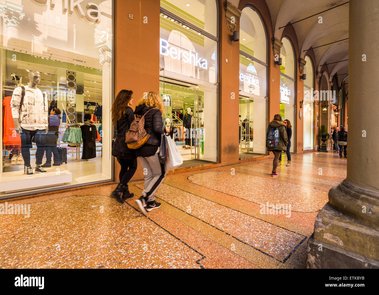 Arcade-außen Bershka Bekleidungsgeschäft, Bologna, Italien Stockfoto