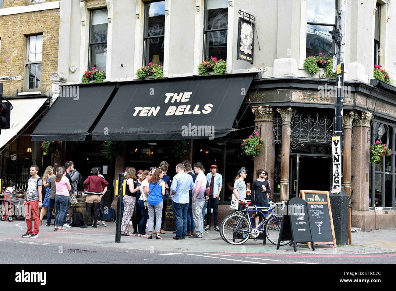 Menschen Sie außerhalb der zehn Glocken Gastwirtschaft Commercial Street, e. 1. Spitalfields, London Borough of Tower Hamlets England Großbritannien Stockfoto
