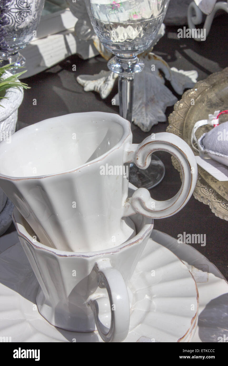 zwei weiße Tassen und andere Gerichte Stockfoto