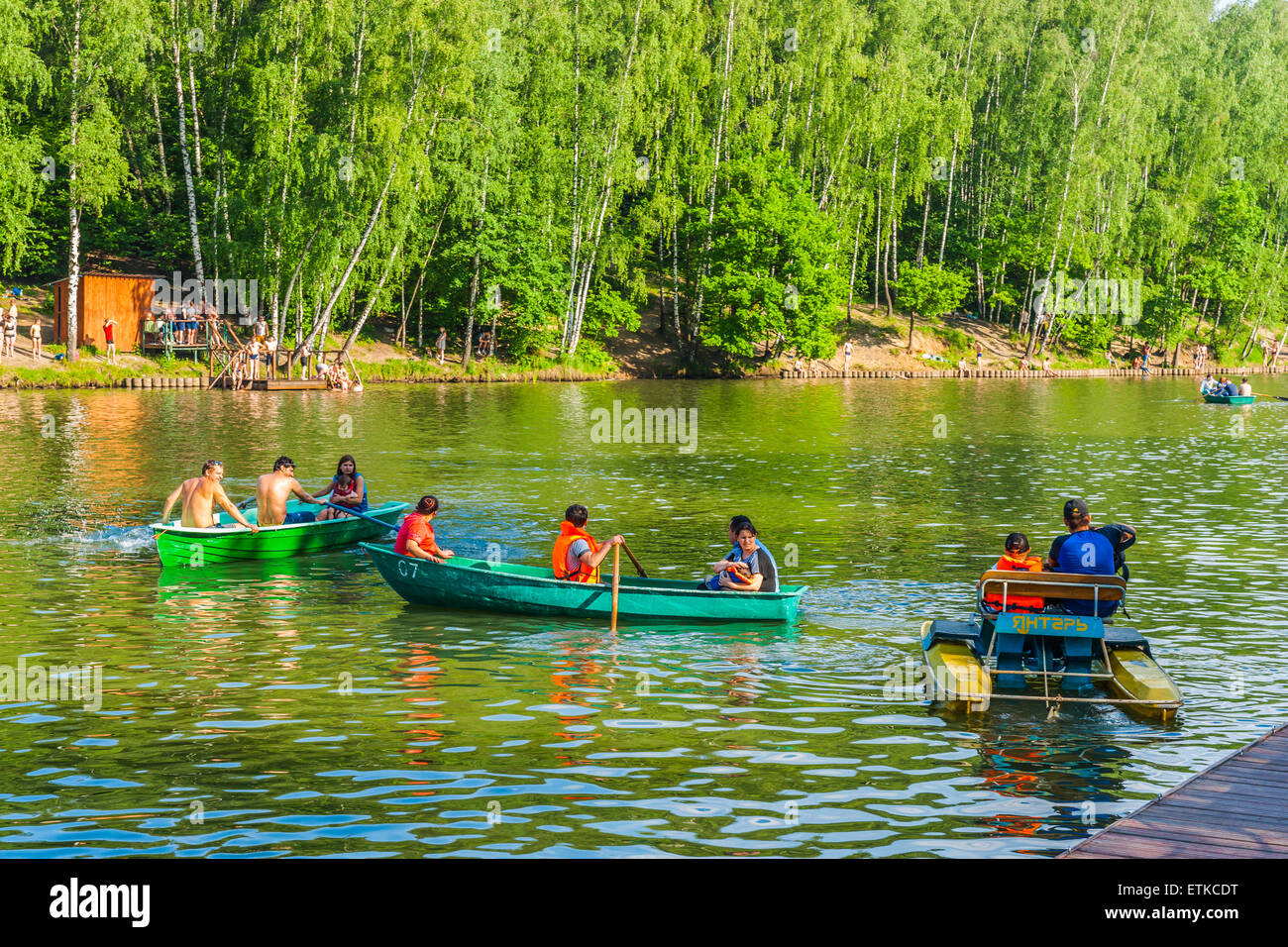 Moskau, Russland. 13. Juni 2015. Heißes Wochenende in Moskau, Russland. Die Temperatur beträgt etwa 27 ° c (80, 6F). Dies ist ziemlich heiß für Moskau. Das heiße Wetter hindert nicht Touristen besuchen roten Platz, aber es gibt nicht viele Leute in den Straßen. Menschen bevorzugen auf der Moskwa oder am Fluss oder in den kühlen Schatten zu bleiben. Menschen verbringen ihr Wochenende in den Park. Bootfahren im Teich Wasser Credit: Alex Bilder/Alamy Live News Stockfoto