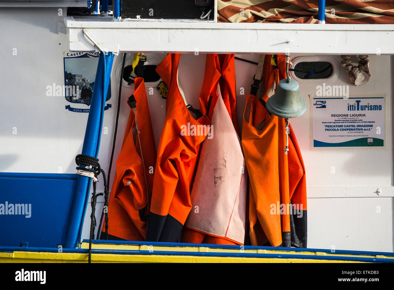 Wasserdichte Jacken auf einem Boot, Angelboote/Fischerboote in den Hafen, Angeln Dorf von Camogli, Provinz Genua, Ligurien, Italienisch Stockfoto