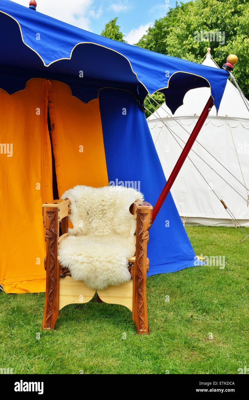 DEURNE, Belgien-13. Juni 2015: Rekonstruktion des mittelalterlichen camping Ritter während Fete Stadttor im Parc von Deurne Stockfoto