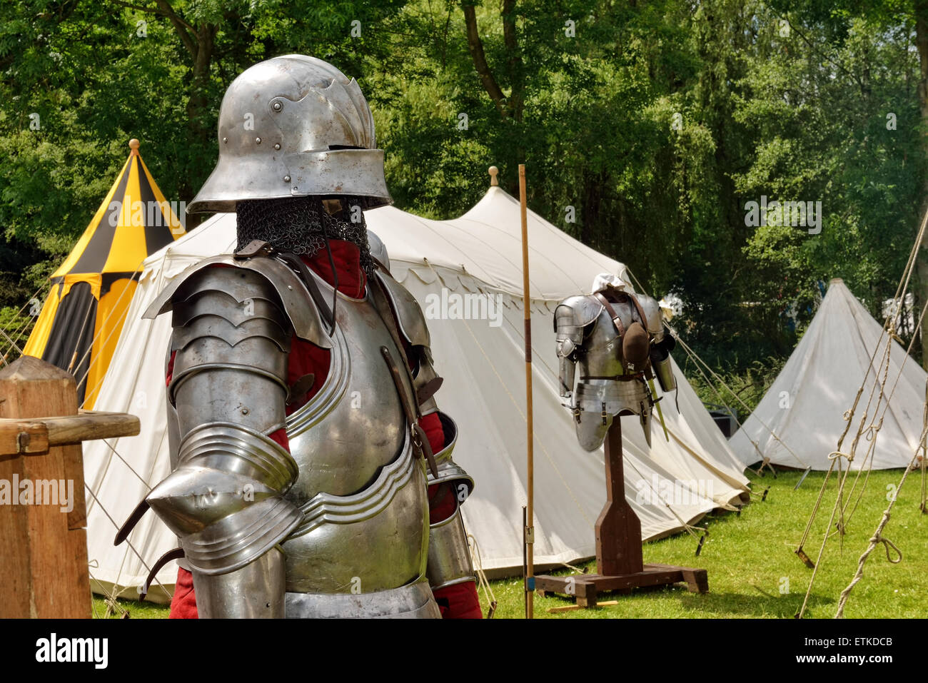 DEURNE, Belgien-13. Juni 2015: Für den Verkauf auf Mittelaltermarkt Rekonstruktionen von Casques Ritter ausgesetzt Stockfoto