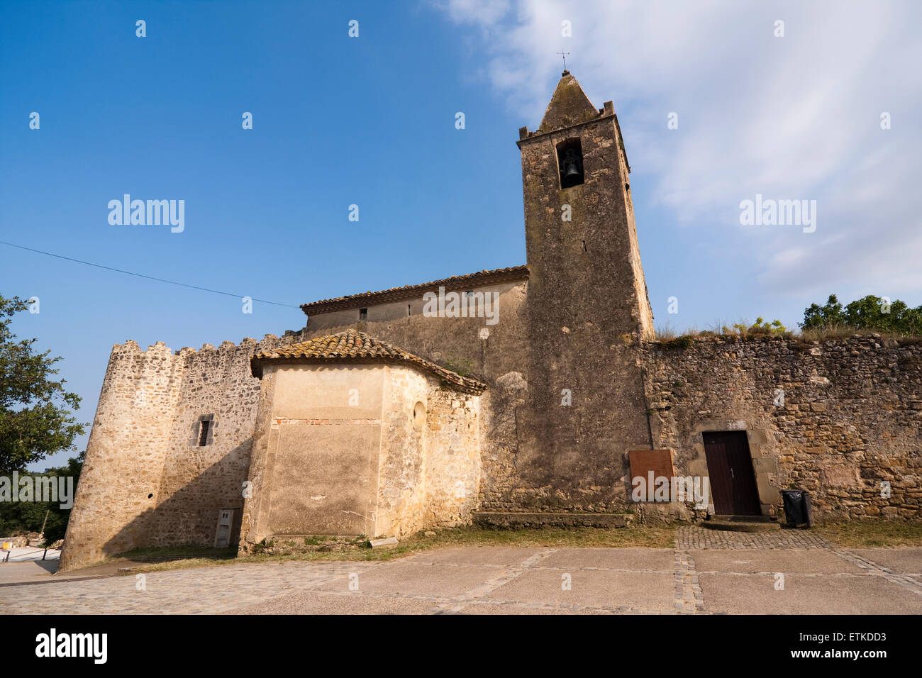 Sant Cugat de Ravós del Terri Kirche und Burg. Cornella de Terri. Stockfoto