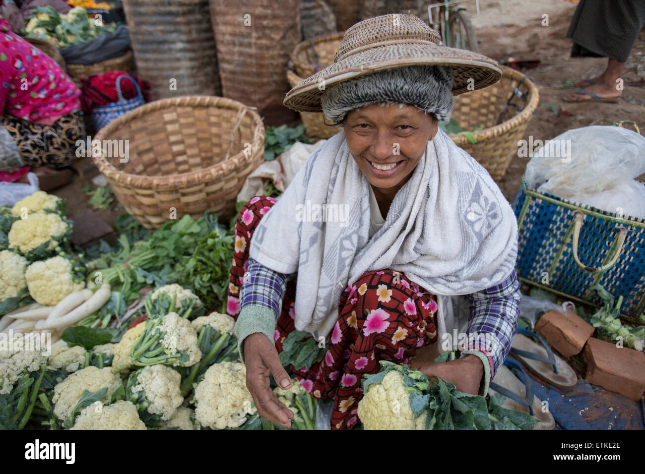 Frau verkaufen Blumenkohl am Markt in Monywa Myanmar Stockfoto