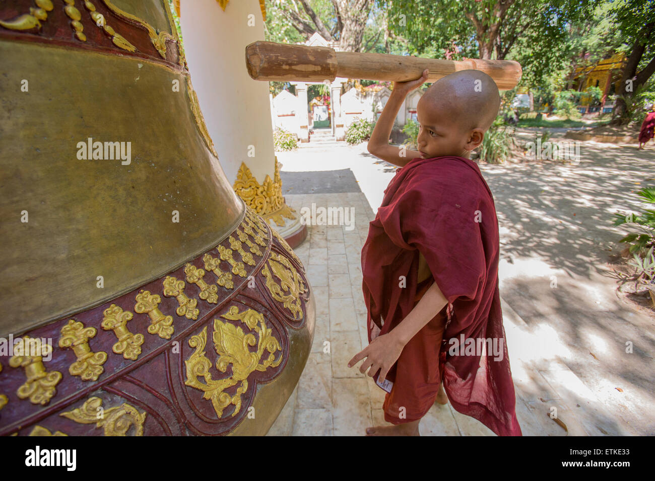 Novize läuten am Kalaywa Tawya Kloster in Yangon Myanmar Stockfoto