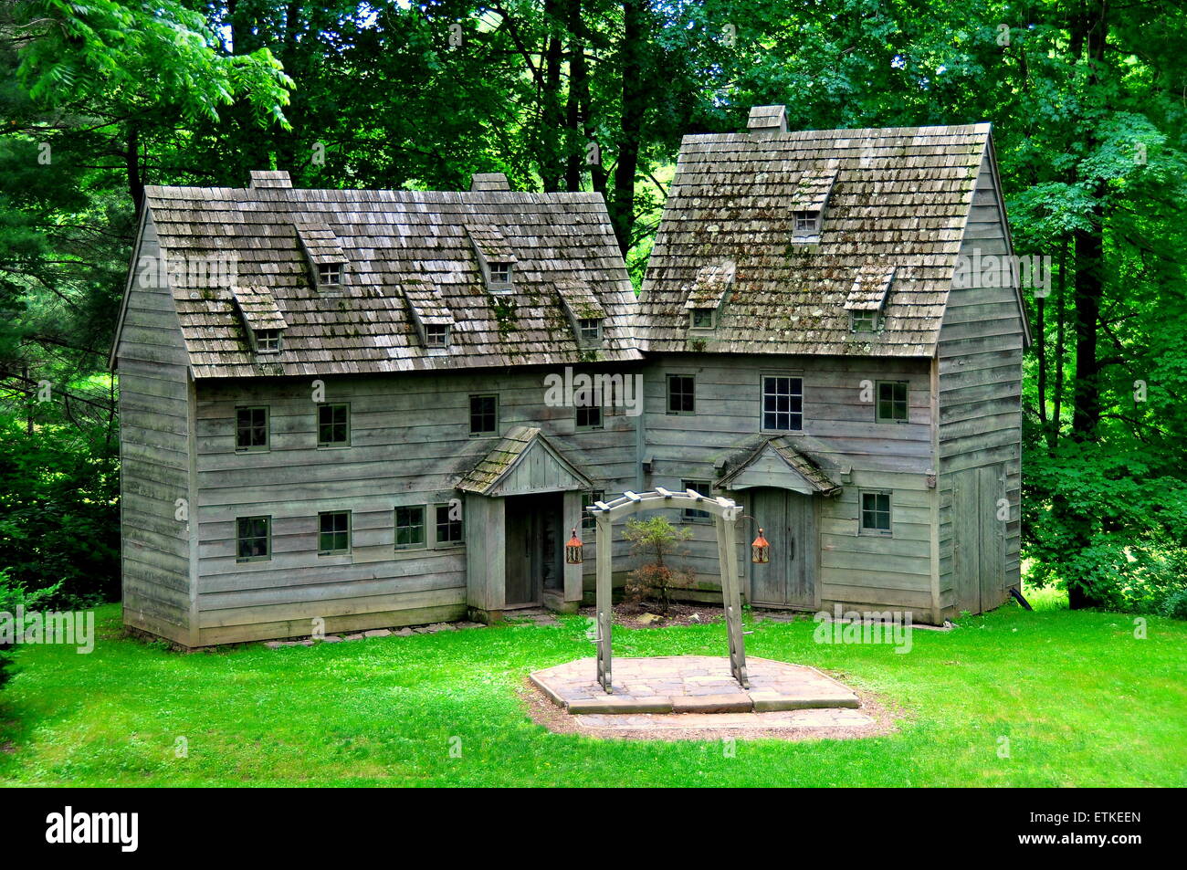 Ephrata, Pennsylvania: Zwei charmante rekonstruierten hölzerne Amphitheater Häusern im 18. Jahrhundert Ephrata Kloster * Stockfoto