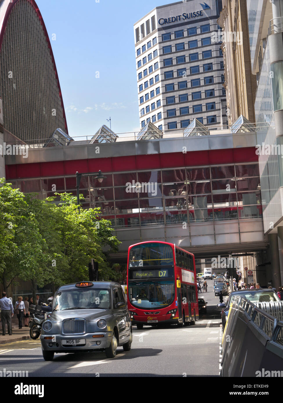 LONDON TAXI MIETEN traditionellen Londoner Cab Taxi Mietwagen Mit roten Bus und Credit Suisse Gebäude hinter der Finanzdistrikt Canary Wharf London E14 Stockfoto