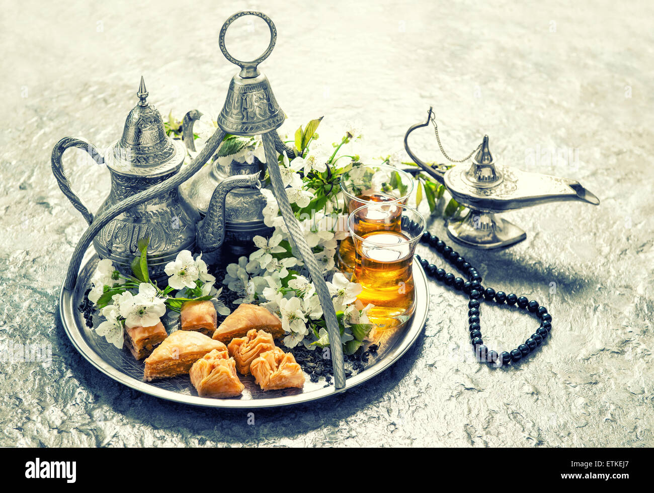 Islamische Feiertage Essen mit Dekoration. Ramadan Kareem. Eid Mubarak. Orientalische Gastfreundschaft Konzept. Stockfoto