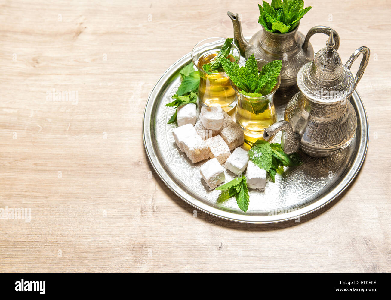 Minze Tee mit traditionellen arabischen Freude. Orientalische Gastfreundschaft Konzept. Ferien-Tischdekoration Stockfoto