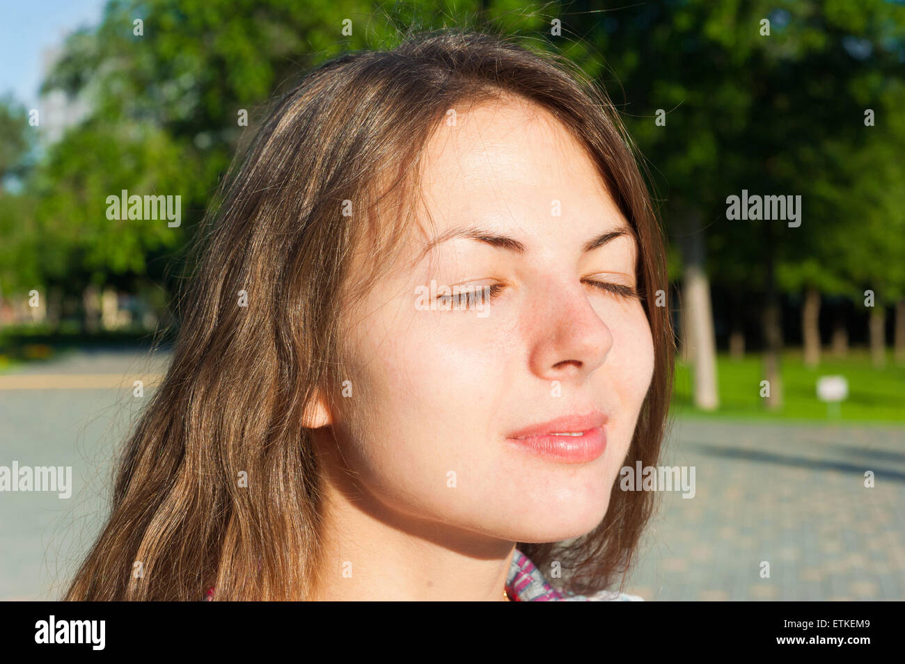 Nettes Lächeln auf den Lippen Mädchen im Park, sonnigen Tag. Stockfoto