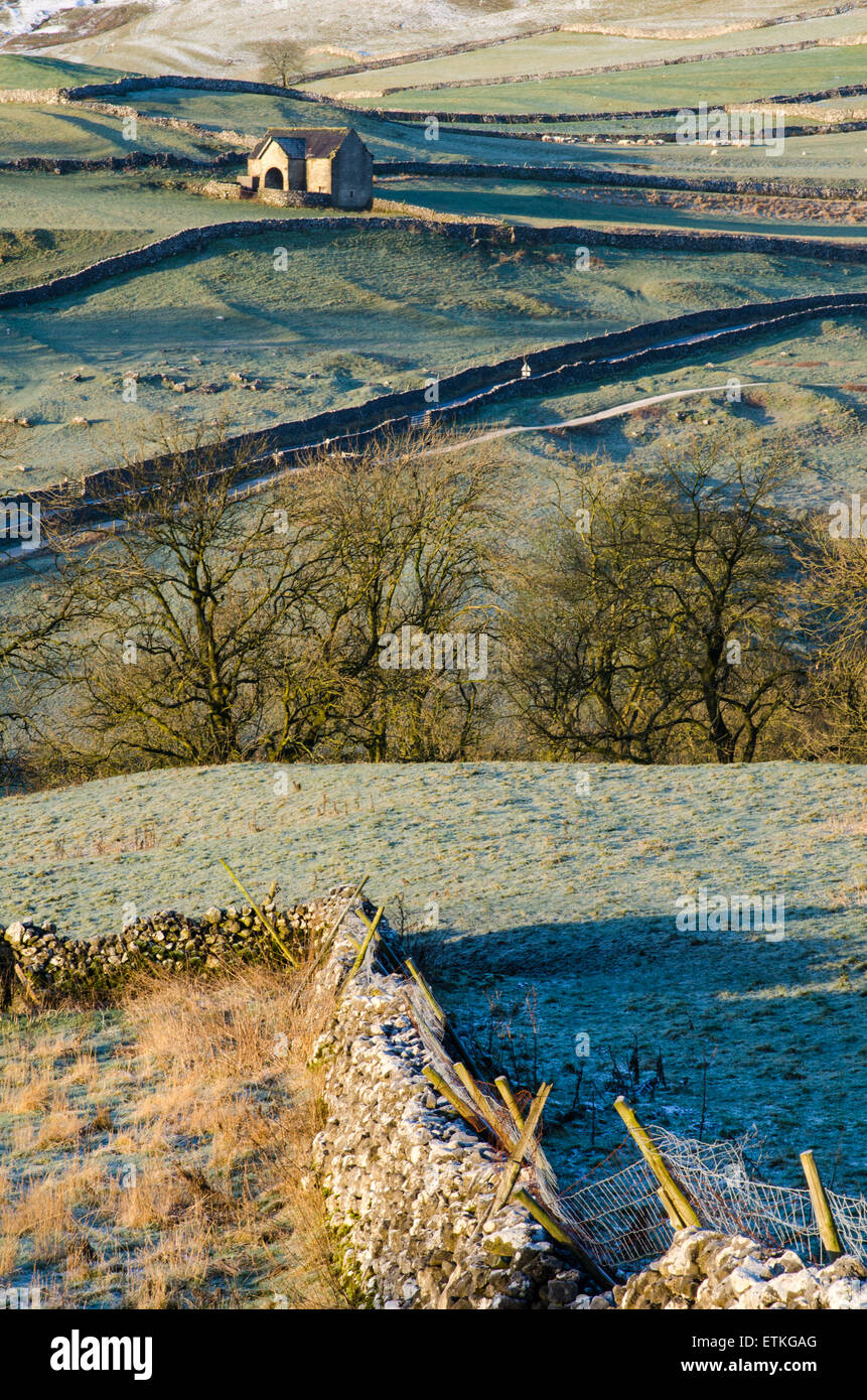 Abgelegenen Bauernhaus außerhalb von Malham, Yorkshire im winter Stockfoto