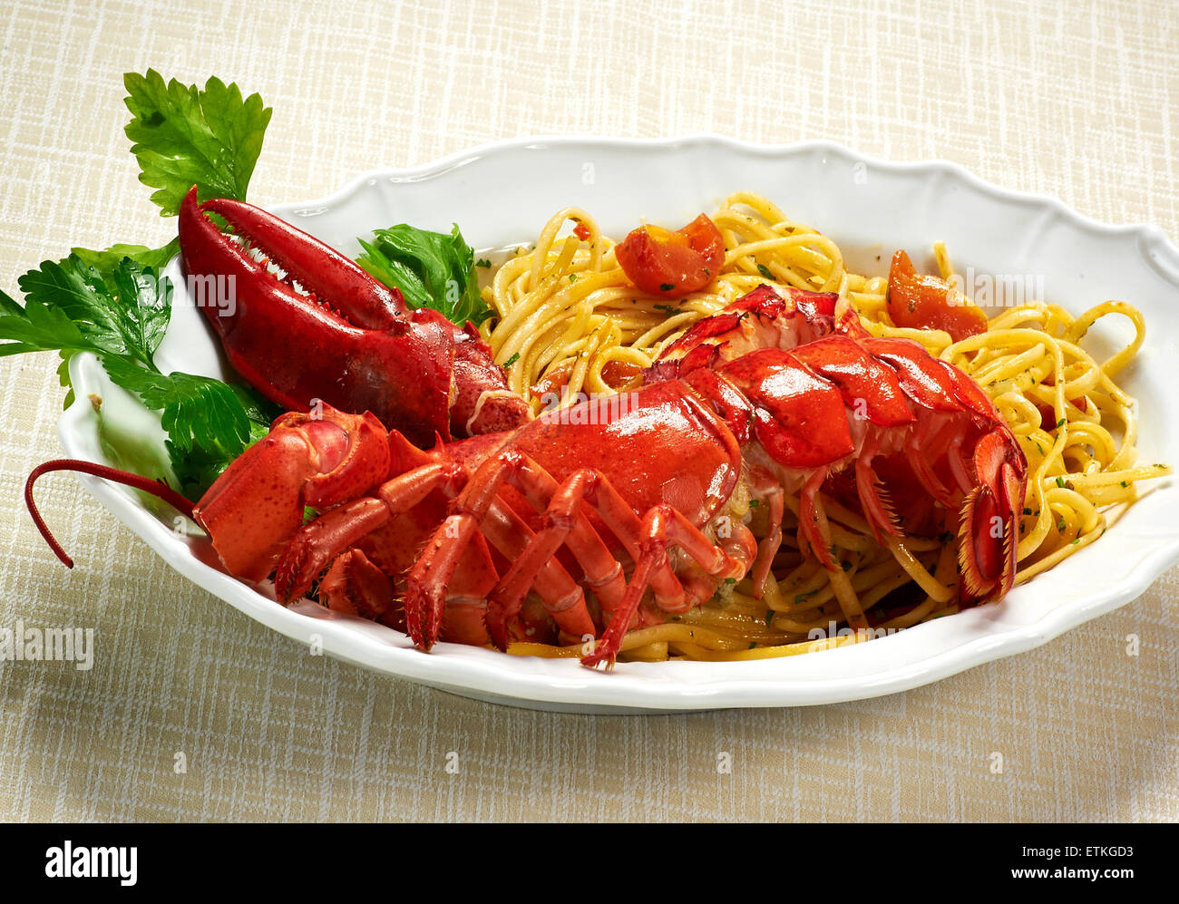Schließen Sie Gourmet-leckere gesunde Red Lobster mit Linguine Pasta-Rezept auf der weißen Platte serviert auf den Tisch. Stockfoto