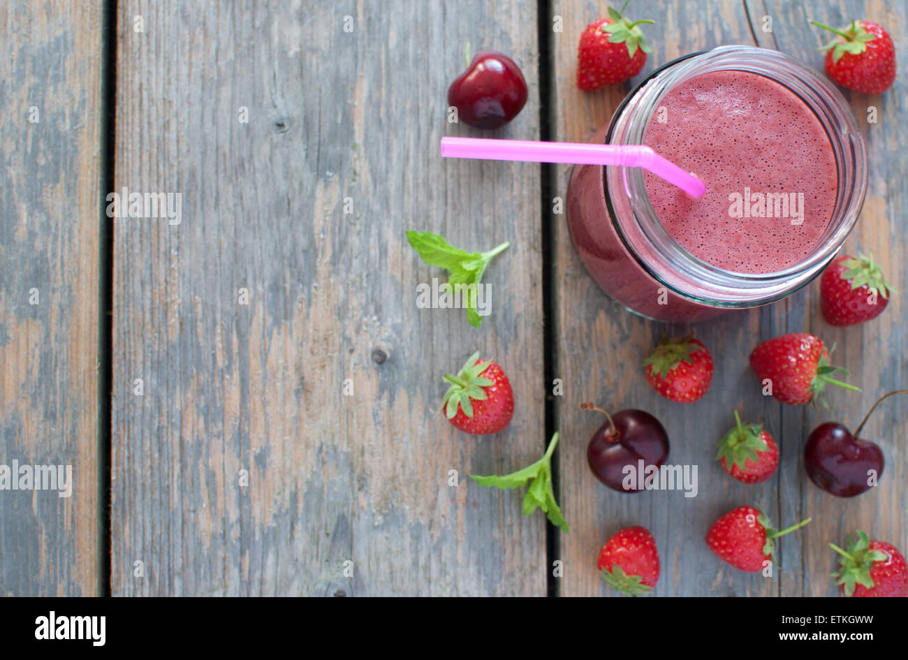 Erdbeer Smoothie in ein Gefäß mit Textfreiraum Stockfoto