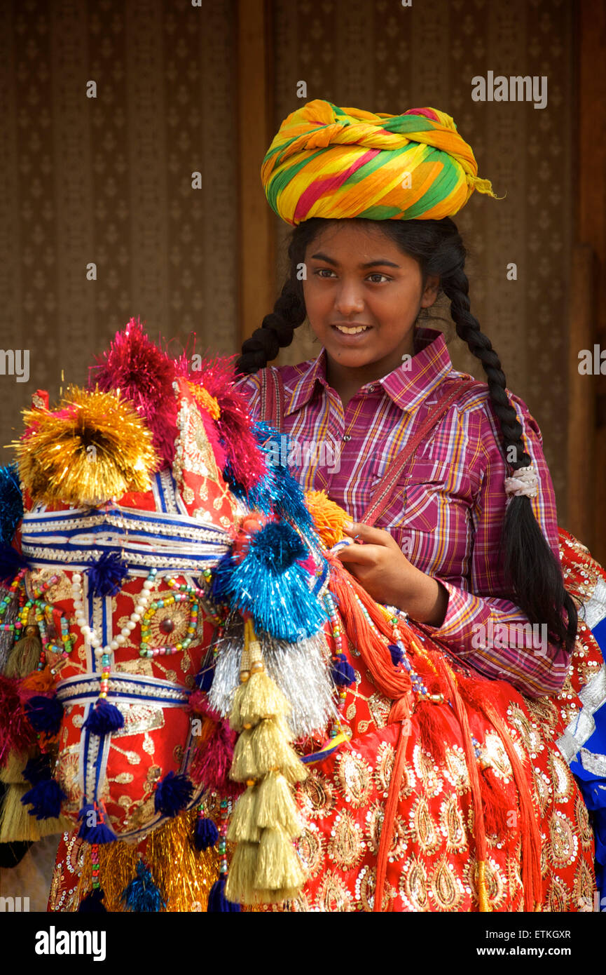 Indische Mädchen gekleidet mit Turban und posiert auf einem dekorativen Pferd, Jaipur, Rajasthan, Indien Stockfoto