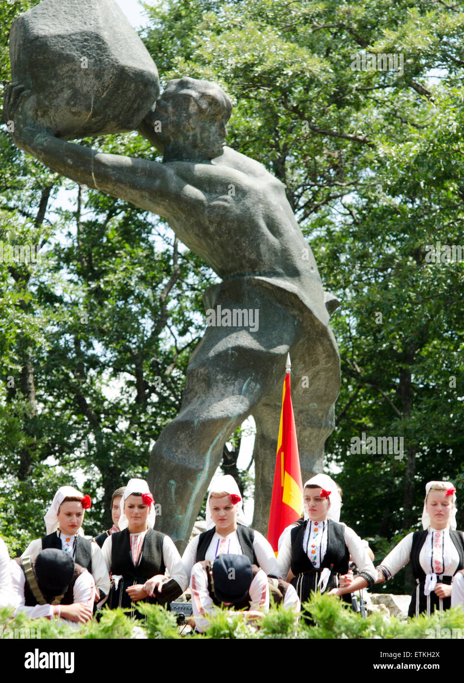 Mazedonische Folklore Ensemble Tanec am Tag der Republik in Meckin Kamen, Krusevo, R. Mazedonien am 2. August 2012 Stockfoto