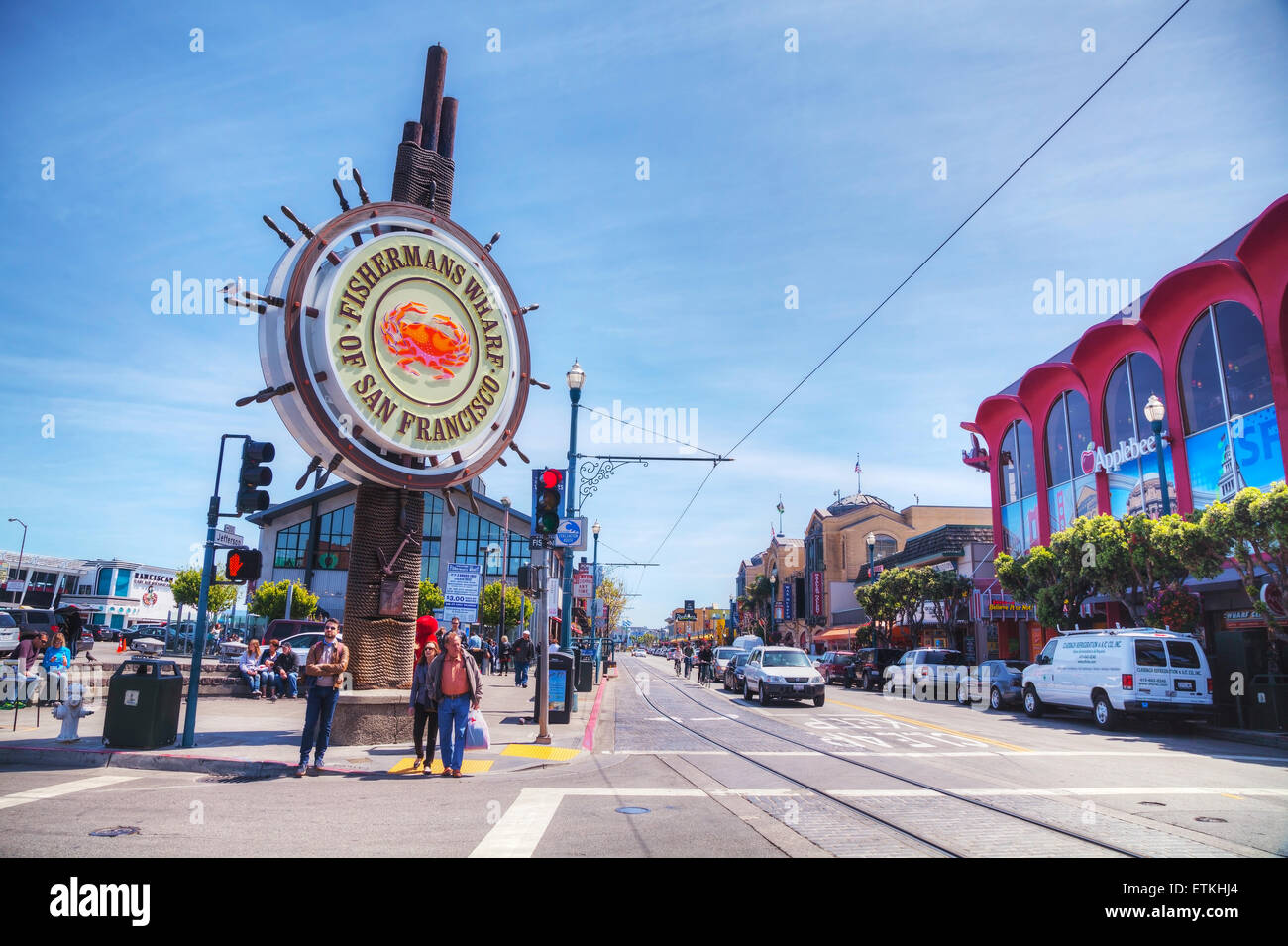 SAN FRANCISCO - APRIL 23: Berühmte Fishermans Wharf Schild mit Touristen am 23. April 2014 in San Francisco, Kalifornien. Stockfoto