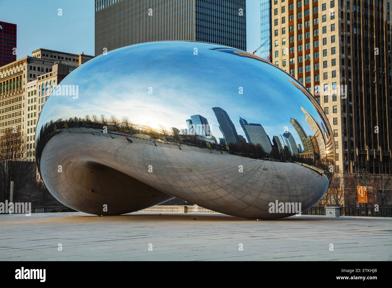 CHICAGO - APRIL 10: Cloud Gate Skulptur im Millenium Park am 10. April 2014 in Chicago, IL. Stockfoto