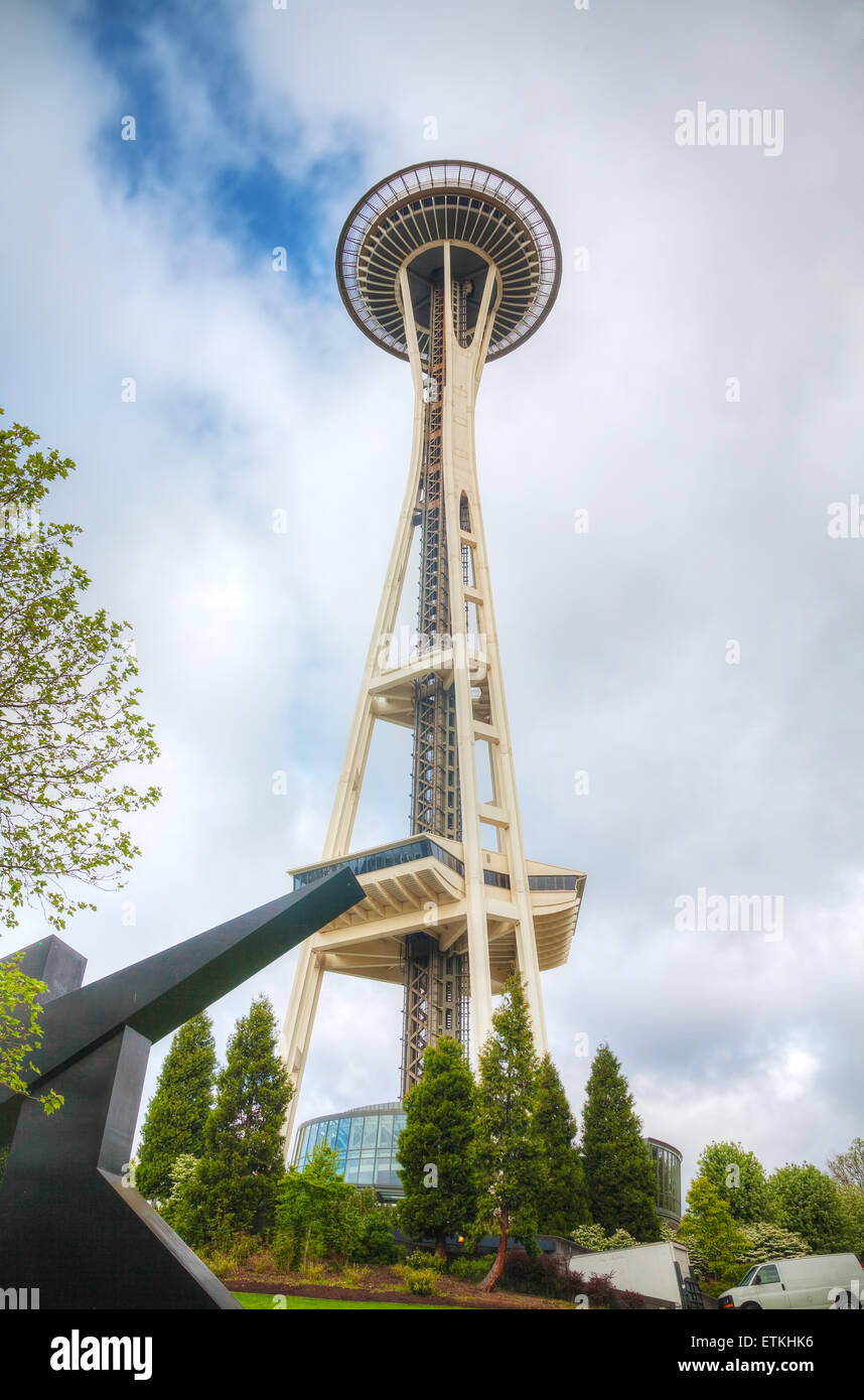 SEATTLE - Mai 9: Berühmte Space Needle am 9. Mai 2014 in Seattle, WA. Es ist ein Aussichtsturm in Seattle, Washington. Stockfoto