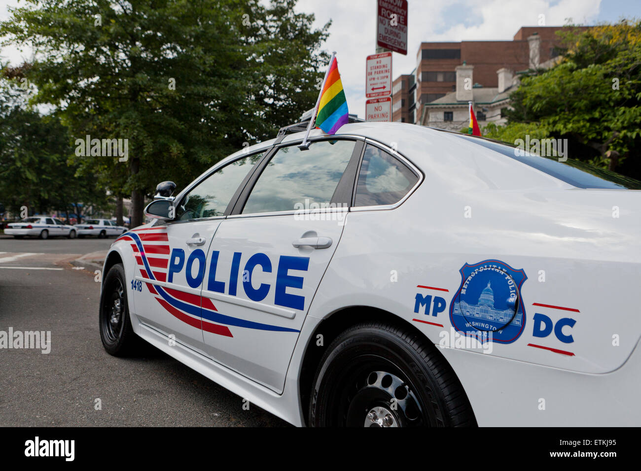 Polizei-Kreuzer mit Regenbogenfahne - Washington, DC USA Stockfoto