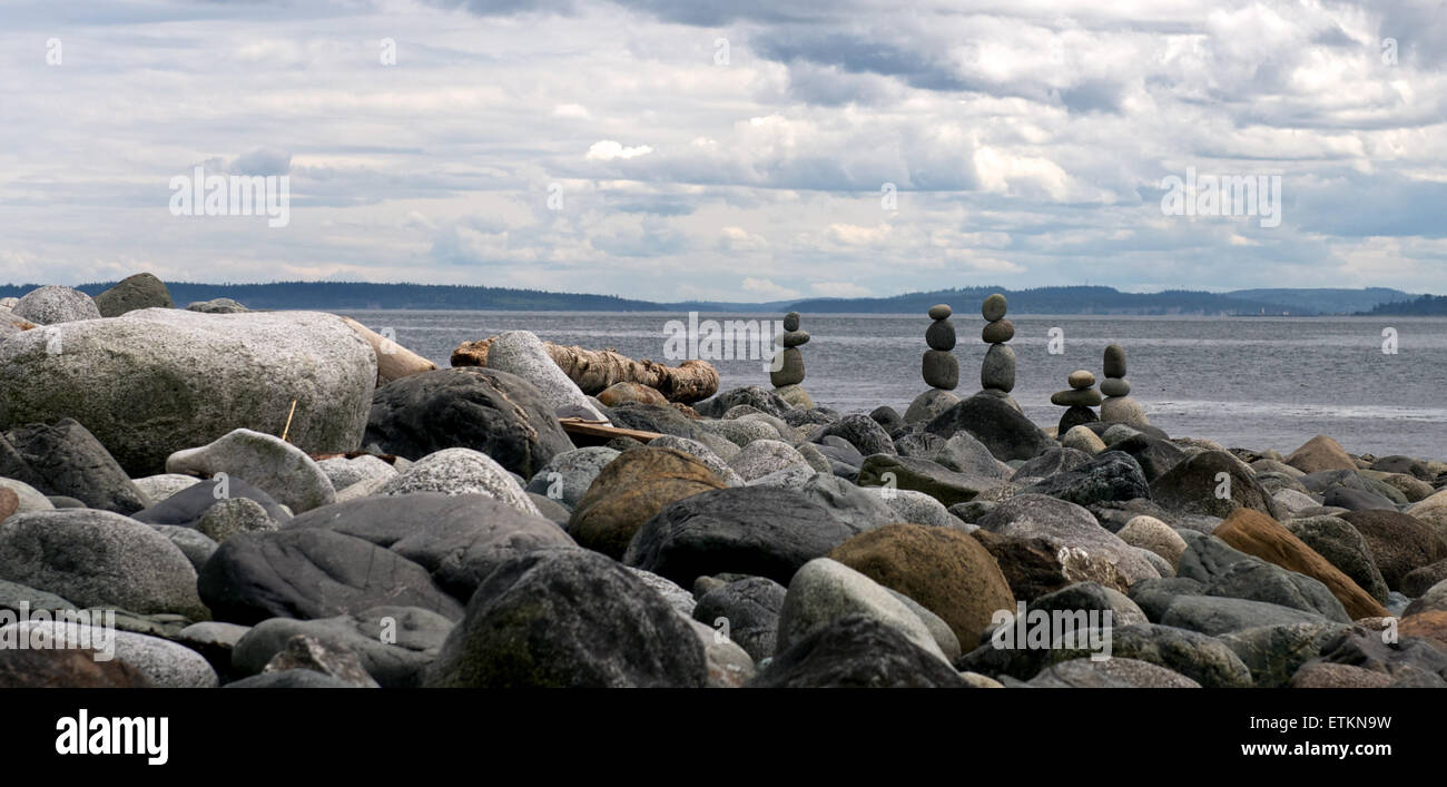 Gestapelte Felsen Skulpturen blicken auf den Ozean Stockfoto