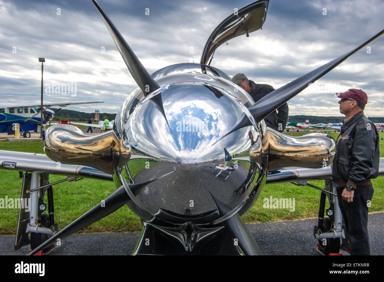 Nahaufnahme der glänzende Nase des Flugzeugs mit zwei Männern beobachten in Creswell, Maryland, USA Stockfoto