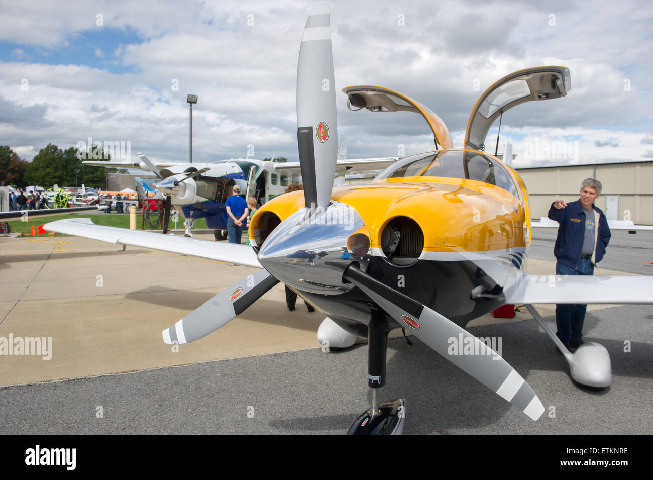 Kleinen schwarzen, gelben und weißen Flugzeug bei Flugschau in Creswell, Maryland, USA Stockfoto