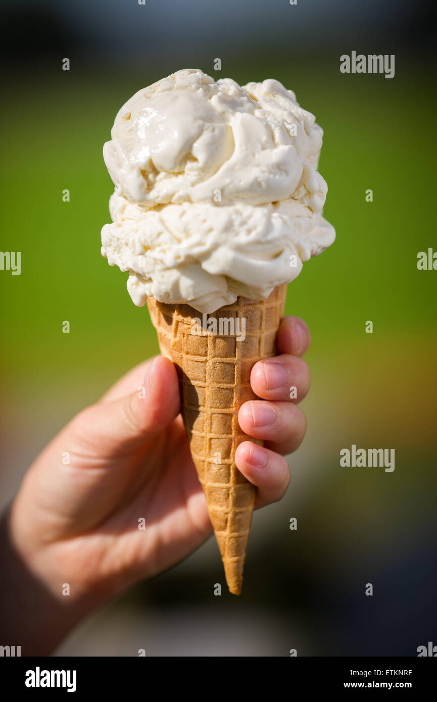 Junger Mensch Hand hält eine Eiswaffel in Creswell, Maryland, USA Stockfoto
