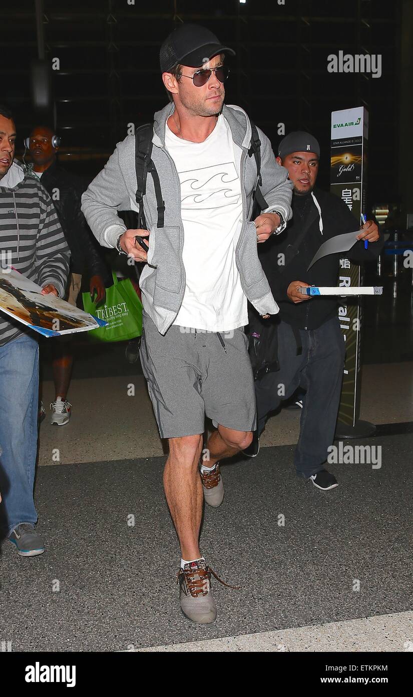 Chris Hemsworth Ankunft am Los Angeles International Airport (LAX) einen Flug erwischen Featuring: Chris Hemsworth Where: Los Angeles, California, Vereinigte Staaten von Amerika bei: 9. März 2015 Credit: WENN.com Stockfoto