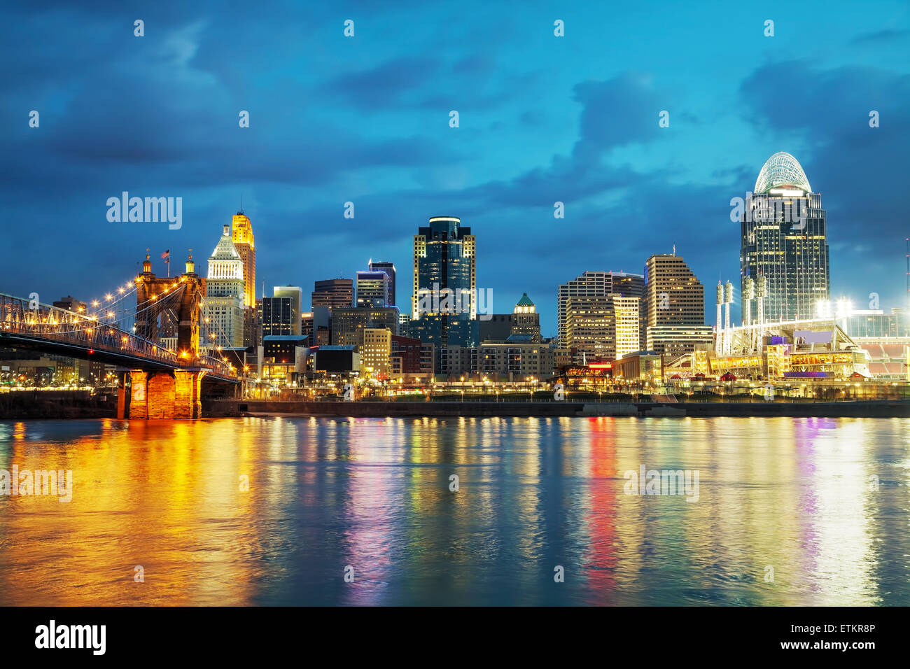 Cincinnati downtown Übersicht früh in der Nacht Stockfoto