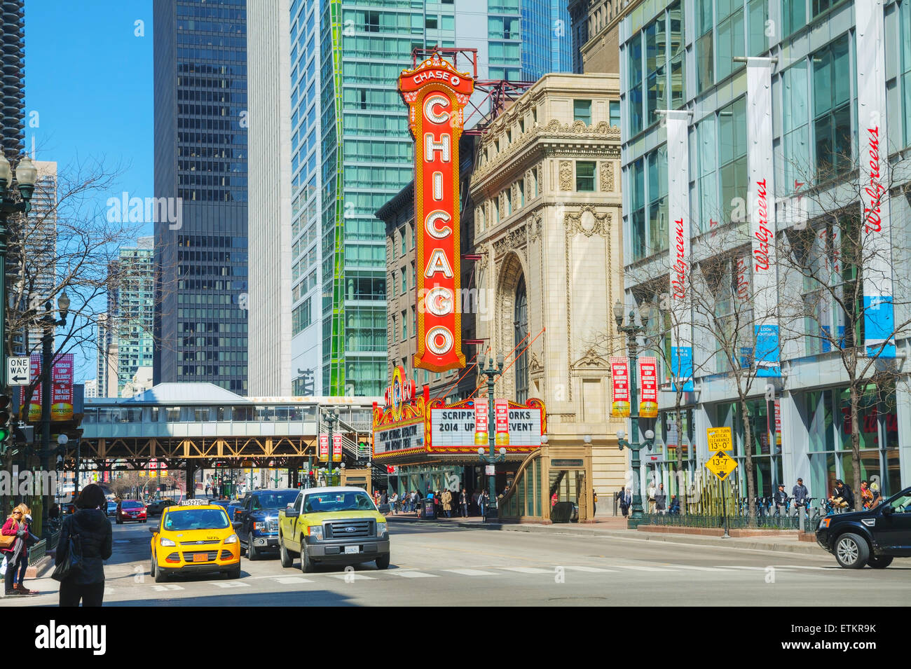 CHICAGO - APRIL 9: Chicago Theater mit Menschen am 9. April 2014 in Chicago, IL. Stockfoto