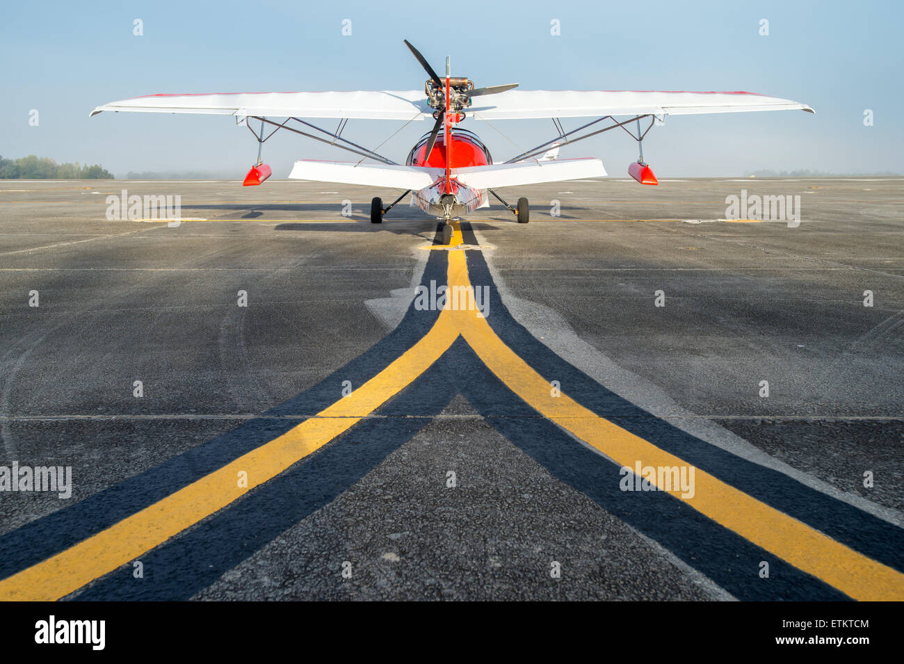 Die Rückseite des Searey Wasserflugzeug sitzen auf dem Laufsteg zeigt gemalte Start-und Landebahn Linien USA Stockfoto