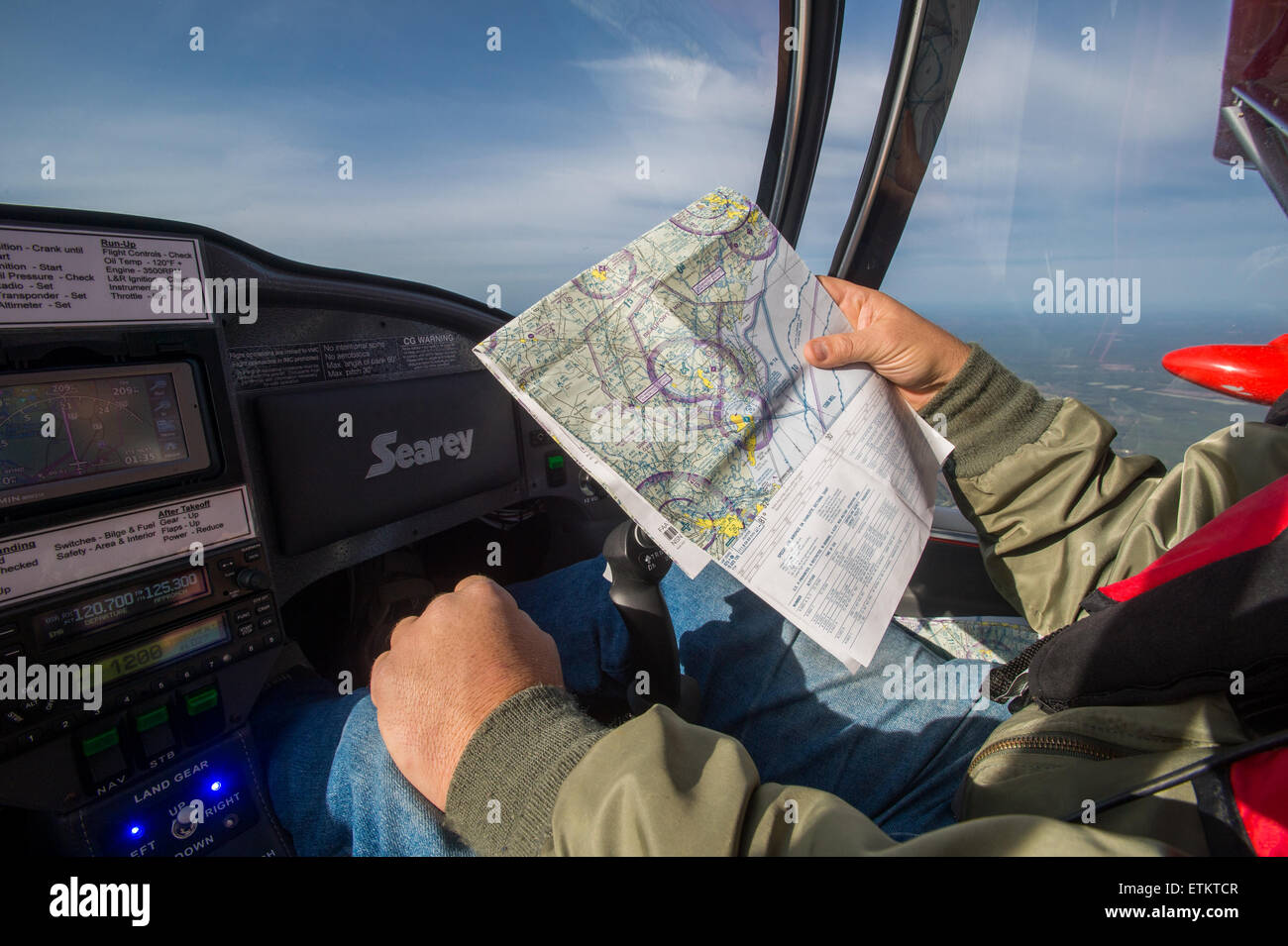 Pilot Holding Karte Searey Wasserflugzeug USA Stockfoto