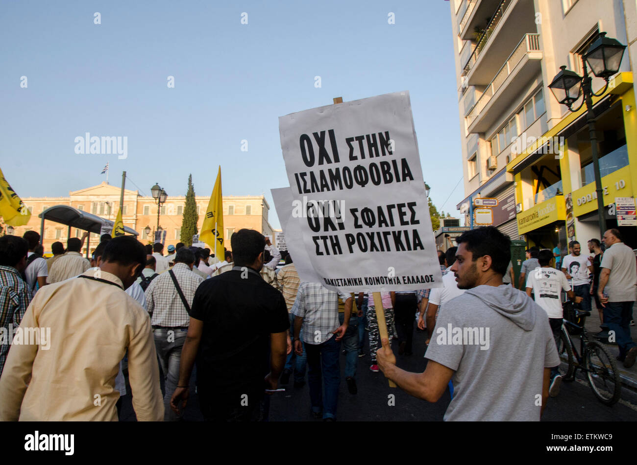 Athen, Griechenland. 14. Juni 2015. Menschen halten Plakate und Banner auf einen Protest gegen die Rohingya Völkermord in Birma. Einwanderer, die in Griechenland lebten organisiert eine Demonstration gegen die jüngste Tötung von mehr als 20.000 Rohingya-Muslime in Myanmar, Birma von der buddhistischen Regierung. © George Panagakis/Pacific Press/Alamy Live-Nachrichten Stockfoto