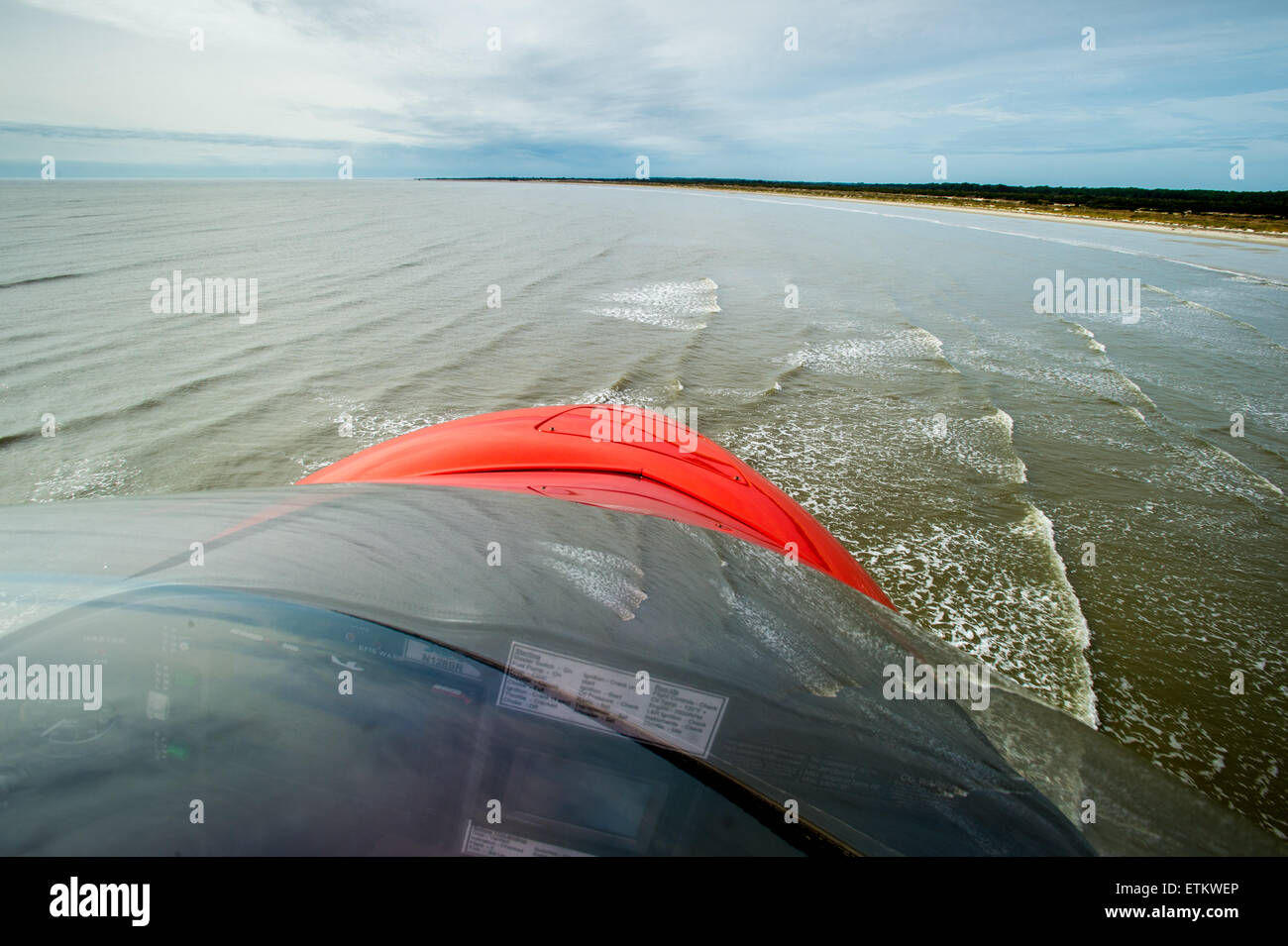 Nase von Wasserflugzeug während des Fluges entlang der Küste im Osten der USA Stockfoto