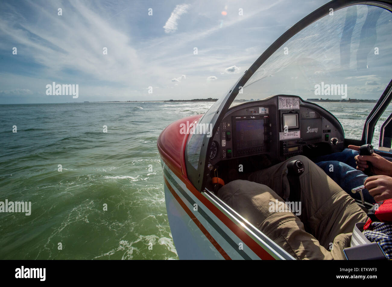 Instrumententafel von Wasserflugzeug während des Fluges über dem Wasser im Südosten der USA Stockfoto