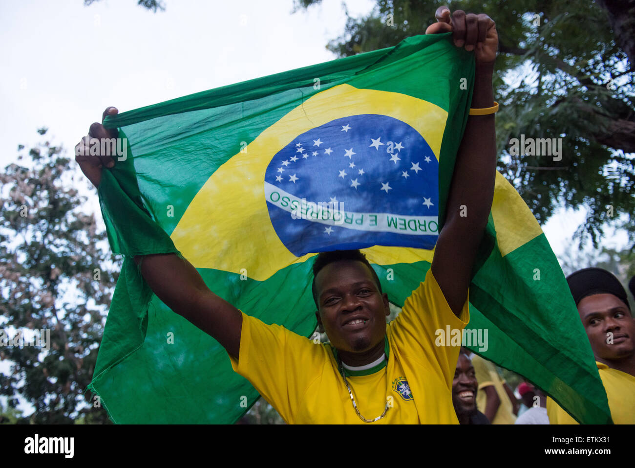 (150615)--PORT-AU-PRINCE, 15. Juni 2015 (Xinhua)--A Fan von Brasilien reagiert beim Betrachten der live-Übertragung des Spiels zwischen Brasilien und Peru auf der Copa Amerika Chile 2015 in Petionville, Haiti, 14. Juni 2015. (Xinhua/Luz Sosa) (Rtg) Stockfoto