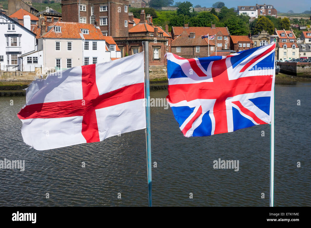Die Flagge Großbritannien und England Flagge St.-Georgs-Kreuz fliegen nebeneinander im Hafen von Whitby Stockfoto