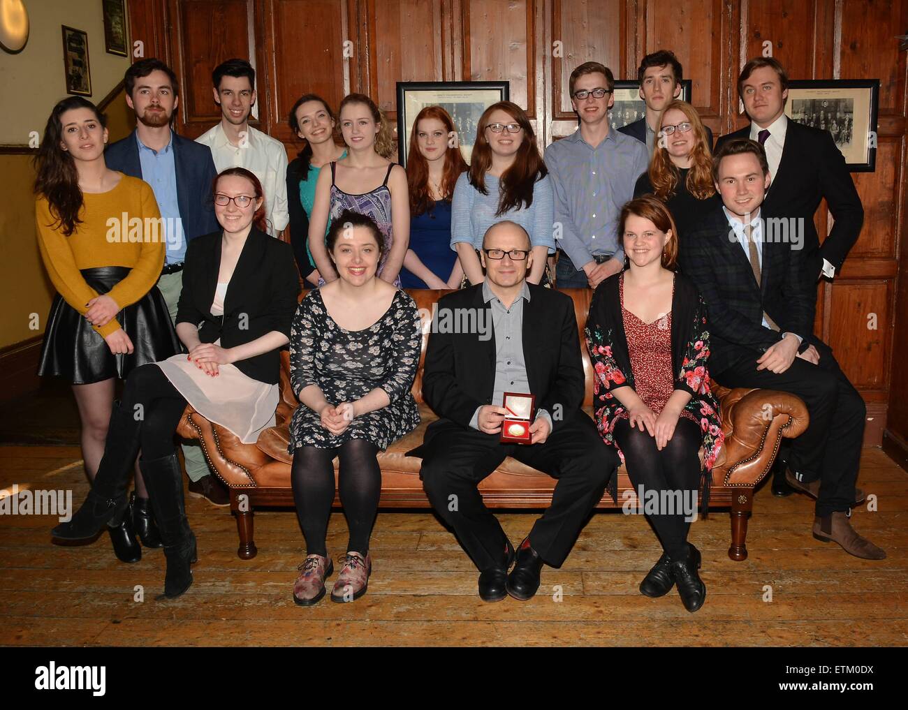 Irischer Filmregisseur Lenny Abrahamson erhält die goldene Medaille der Ehrenschutz von der Trinity College Philosophical Society am Trinity College in Dublin mit: Lenny Abrahamson & Trinity College philosophische Gesellschaft wo: Dublin, Irland: 11. März 2015 Credit: WENN.com Stockfoto