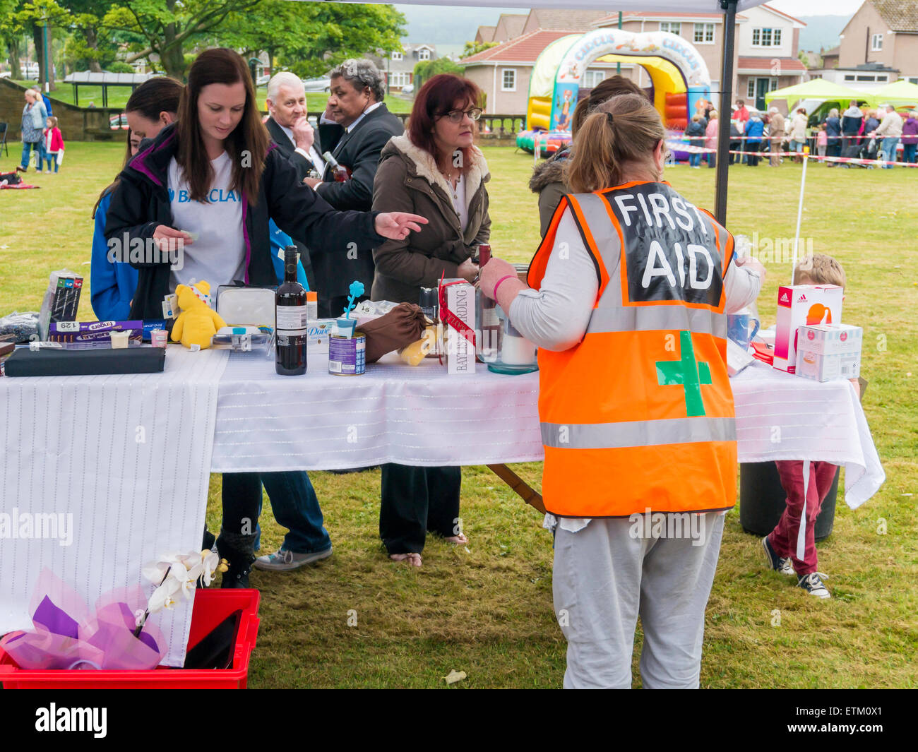 Family Fun Day Spendenaktion Marske Hall Heim für Behinderte, Kauf von Tickets für die Tombola, in der Hoffnung, die Preise zu gewinnen Stockfoto