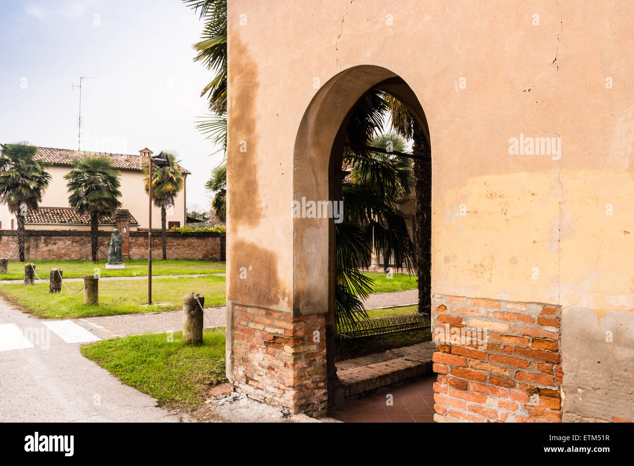 Gerundet Stein Kreuzgang auf Mauer der XV Jahrhundert römische gotische Kirche Saint Francis in Cotignola in Italien gewidmet Stockfoto