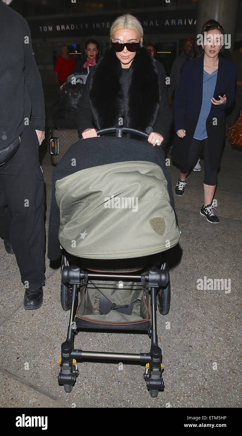 Blonde Kim Kardashian schiebt baby Nord-West im Kinderwagen, als sie am Los  Angeles International Airport (LAX) Featuring ankommt: Kim Kardashian  Where: Los Angeles, California, Vereinigte Staaten von Amerika bei: 12.  März 2015