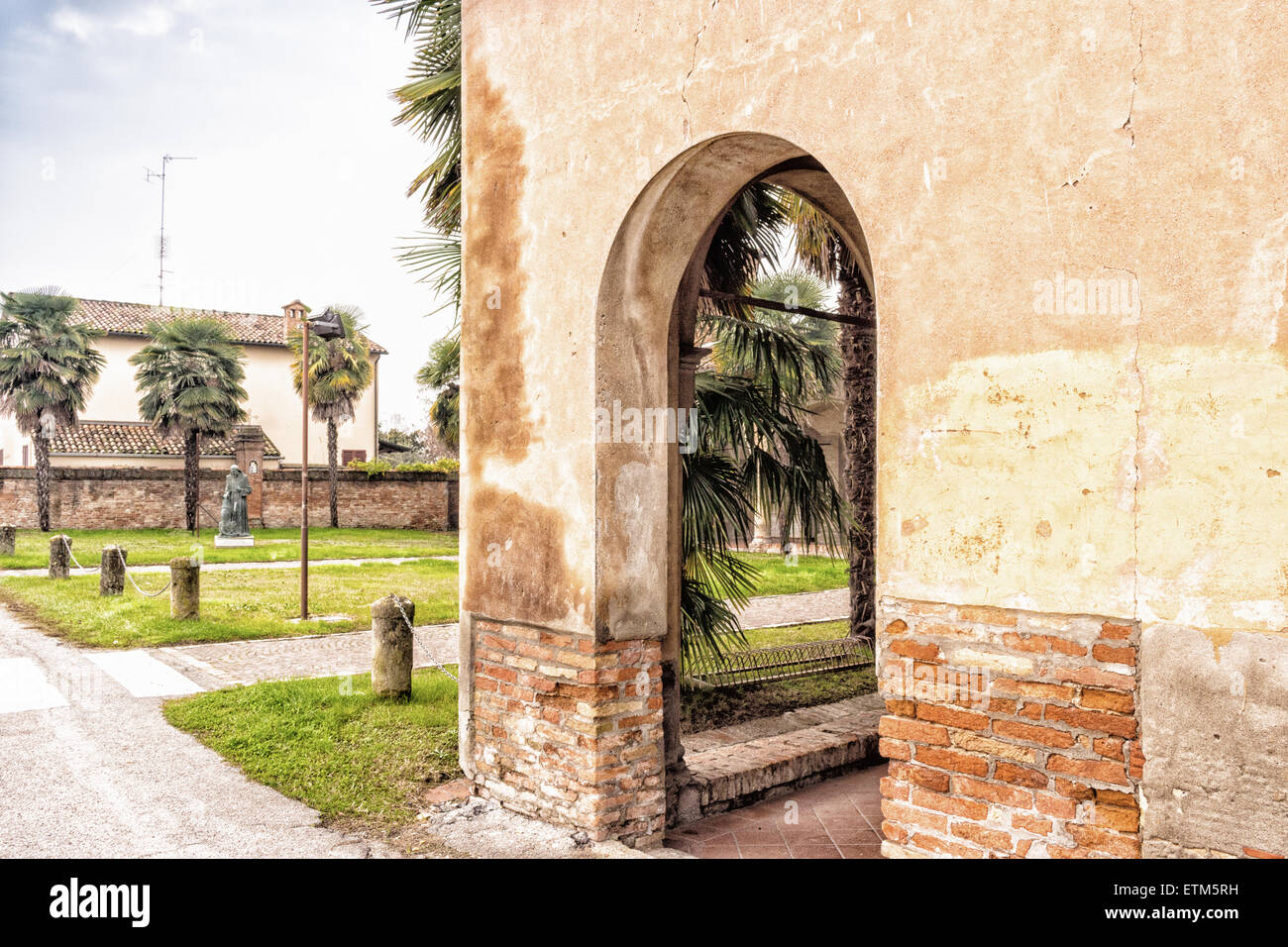 Gerundet Stein Kreuzgang auf Mauer der XV Jahrhundert römische gotische Kirche Saint Francis in Cotignola in Italien gewidmet Stockfoto